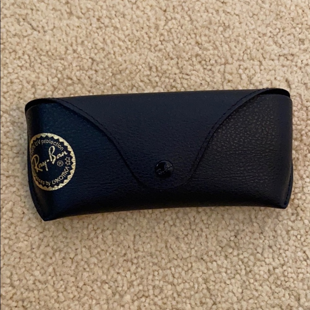 Sharp looking Black Ray ban Case